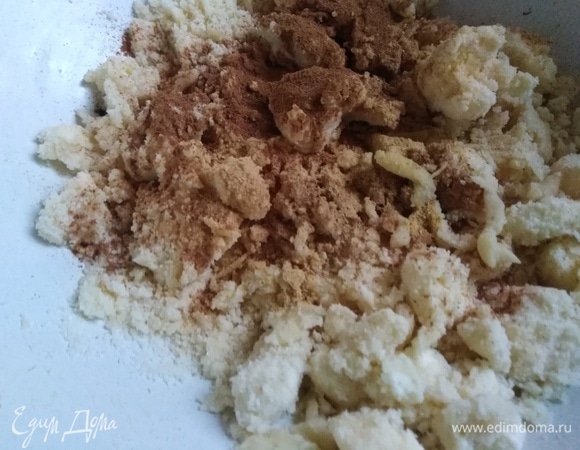 К измельченному сливочному маслу добавить муку, сахар, корицу и имбирь.