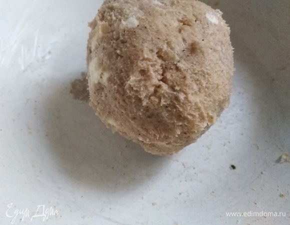 Замесить песочное тесто. Завернуть в пакет и убрать в морозилку на 30 минут.