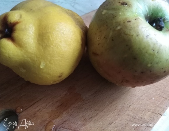 Подготовить плоды. Помыть, почистить, произвольно нарезать. Соединить с мукой и сахаром. Перемешать.