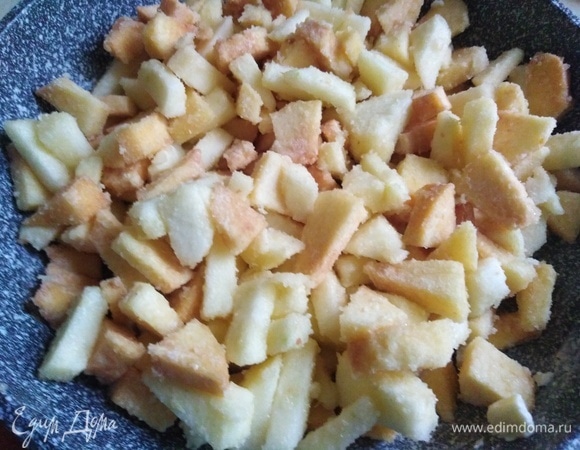 Выложить в смазанную сливочным маслом форму. У меня сковорода диаметром 20 см.