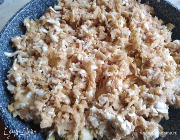 Сверху посыпать натертым на крупной терке тестом.