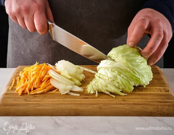 Лук и морковь почистите, крупно нарежьте. Капусту нашинкуйте тонкими полосками.