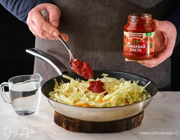 Томатную пасту «Кухмастер» добавьте в капусту вместе с небольшим количеством воды.