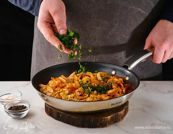 Посолите, поперчите и тушите на среднем огне около 30 минут. За 2 минуты до готовности добавьте рубленую зелень.