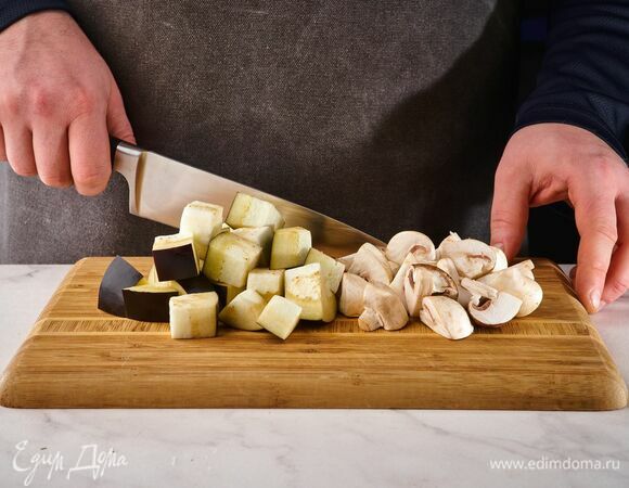 Шампиньоны нарежьте крупными кусочками. Баклажаны нарежьте кубиками.