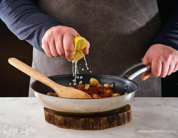 Влейте лимонный сок.