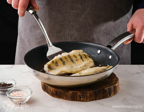 Филе рыбы помойте, обсушите, посолите и поперчите по вкусу. Обжарьте на отдельной сковороде в течение 2 минут.
