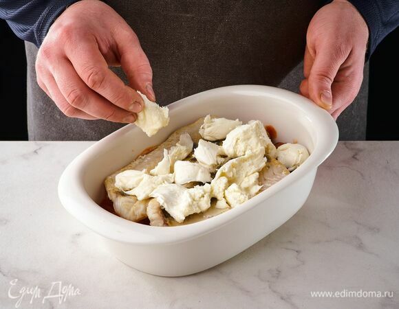 Переложите рыбу в форму для запекания, смазанную небольшим количеством оливкового масла. Сверху выложите тушеные грибы с баклажанами и покрошите моцареллу. Запекайте в разогретой до 180°С духовке около 30 минут.