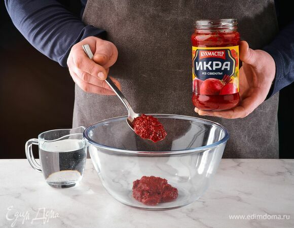 Икру из свеклы «Кухмастер» выложите в чашу, влейте немного воды.