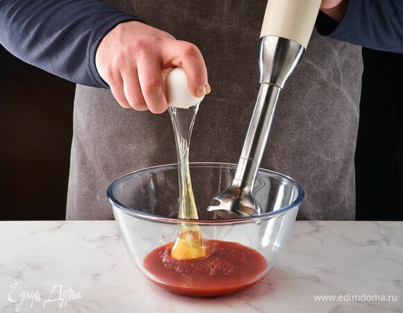 Добавьте яйцо. Измельчите все блендером в пюре.