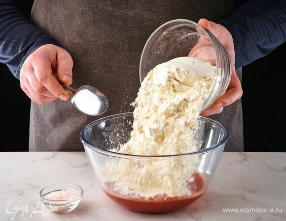 Всыпьте просеянную муку, посолите, влейте оставшуюся воду.