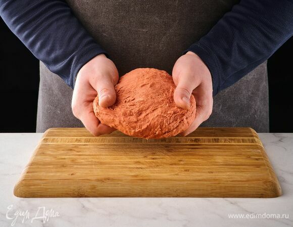 Замесите тесто. Муки может понадобиться больше или меньше. Накройте тесто и оставьте на 30 минут.