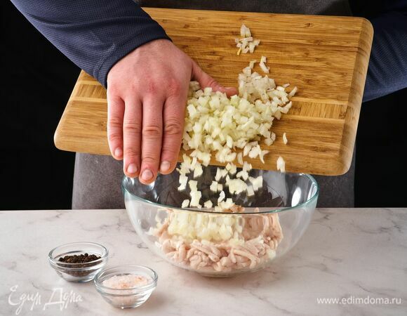 Лук мелко нарежьте, смешайте с фаршем индейки. Посолите, поперчите и перемешайте.