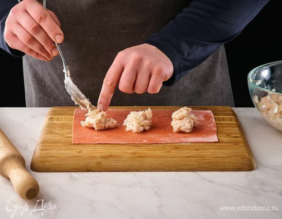 Раскатайте розовое тесто, разделите на прямоугольники. Выложите фарш с луком.
