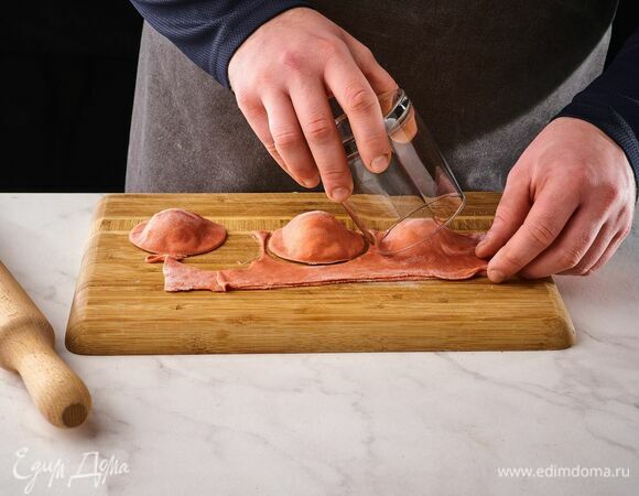 Сформируйте пельмени. В кипящую воду добавьте лавровый лист и заготовки пельменей. После всплытия варите пельмени около 5 минут.