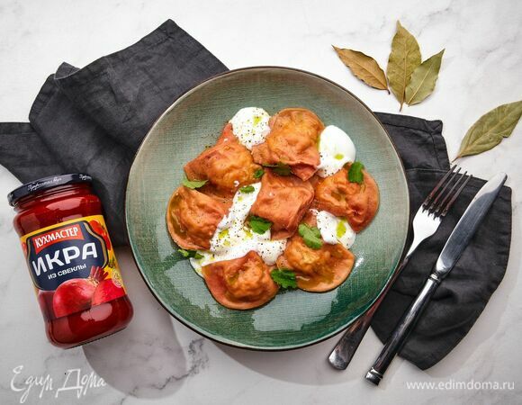 Подавайте розовые пельмени со сметаной и зеленью.