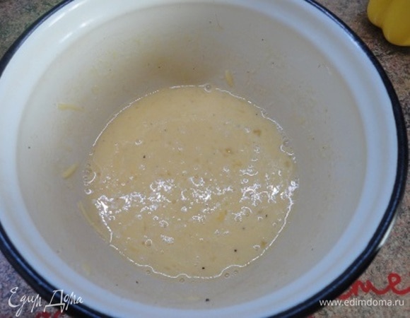 Яйца взбить вместе с солью, перцем и молоком. Добавить манную крупу и тертый сыр. Перемешать. Включить духовку для разогрева на 160°C.