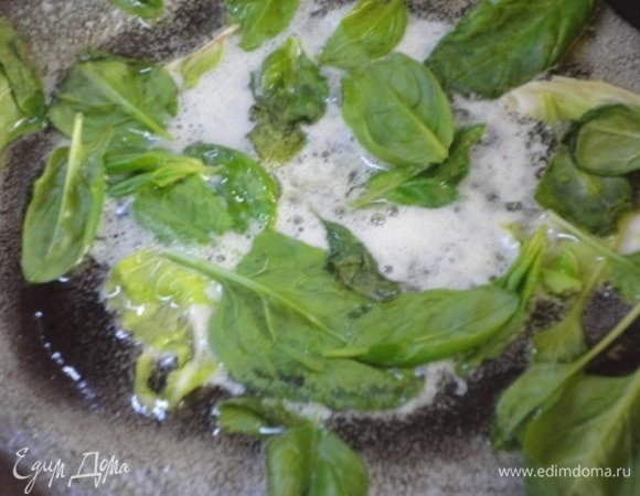 В сковороде разогрейте сливочное масло, выложите шпинат, накройте крышкой и томите на небольшом огне 2 минуты.