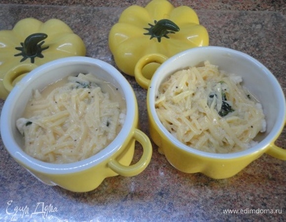 Шпинат выложите на цветную капусту и залейте яично-сырной смесью. На дно духовки поставьте посуду с горячей водой. Запекайте 25 минут.