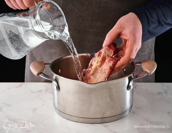 Залейте говядину водой, доведите до кипения, удалите пенку. Первый отвар слейте. Затем снова залейте мясо водой и варите до готовности мяса около 1,5 часов.