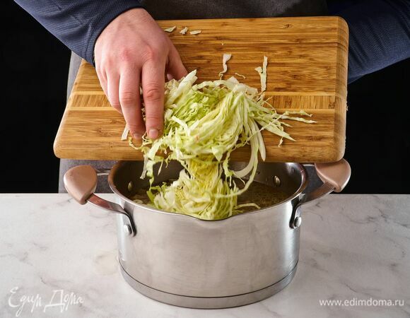 Мясо достаньте, удалите кость. Капусту тонко нашинкуйте, добавьте в бульон, варите 20 минут.