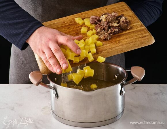 Картофель нарежьте кубиками, мясную мякоть нарежьте небольшими кусочками, добавьте в кастрюлю. Варите до готовности картофеля примерно 15–20 минут.