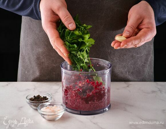 Добавьте кинзу, укроп и чеснок. Посолите, поперчите и еще раз пробейте блендером.