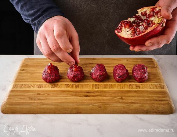 Украсьте зернами граната.