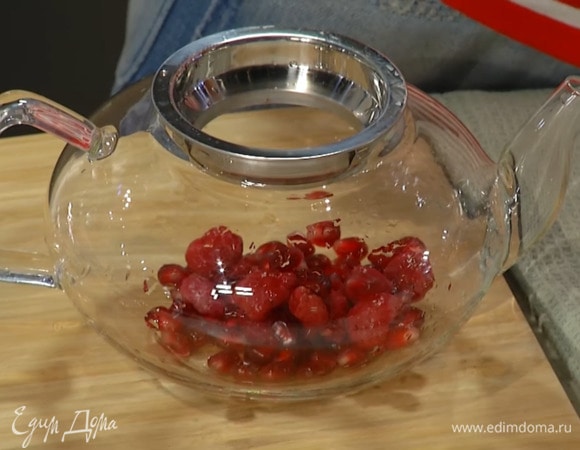 Малину, зерна и корочки граната выложить в заварочный чайник.