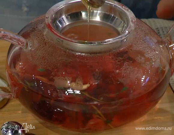 Добавить листья тимьяна и мед, залить все кипятком, перемешать и дать настояться.