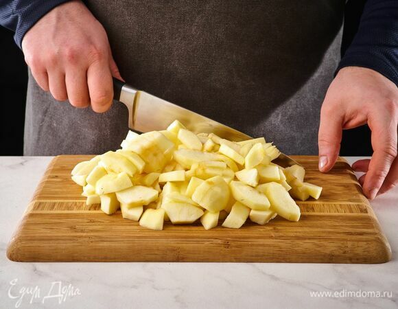 С яблок снимите кожуру и сердцевину, нарежьте мякоть пластинами.