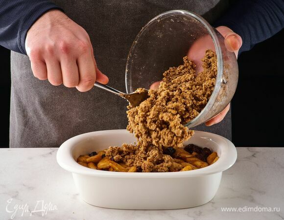 Сверху выложите песочную крошку. Выпекайте в разогретой до 180°C духовке 20 минут.