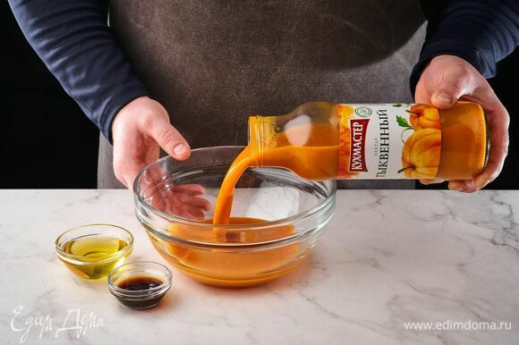 В тыквенный нектар «Кухмастер» добавьте ванильный экстракт и мед.