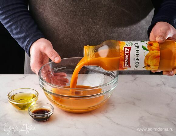 В тыквенный нектар «Кухмастер» добавьте ванильный экстракт и мед.