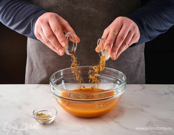 Добавьте корицу, молотый имбирь и мускатный орех, перемешайте.