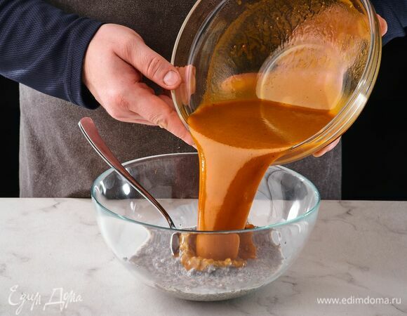 Соедините растительное молоко и тыквенный нектар, перемешайте, уберите в холодильник на 1 час.