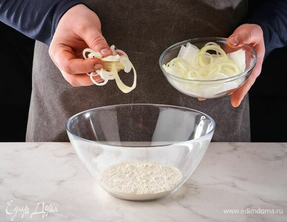 Добавьте лук, перемешайте.