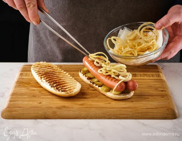 Сверху положите хрустящий лук, закройте булочкой.