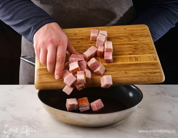 Бекон нарежьте кубиком и обжарьте на сухой сковороде до золотистости.