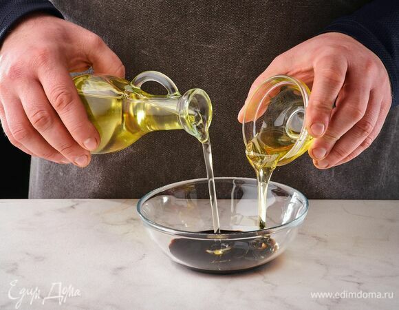 Приготовьте заправку: соедините оливковое масло, бальзамический уксус, мед.