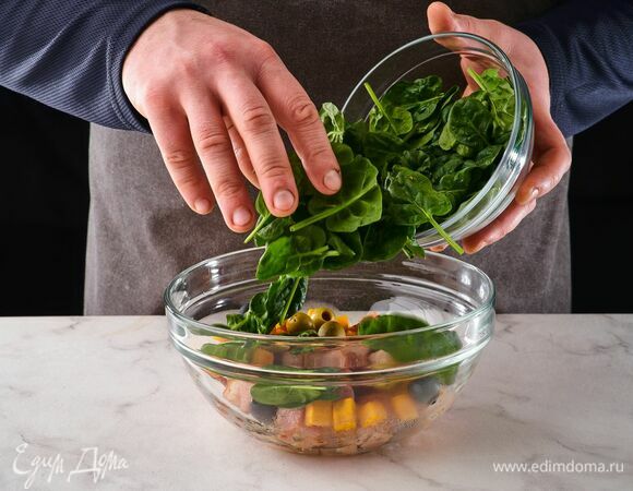 В салатник выложите запеченную тыкву, бекон, оливки и шпинат.