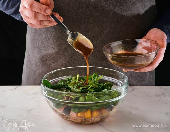 Перемешайте. Заправьте салат.
