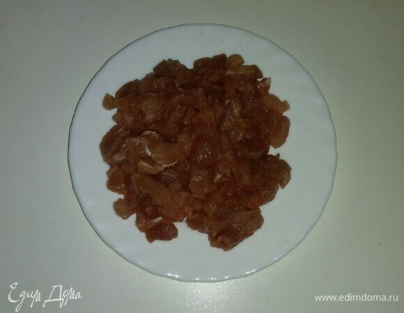 Свинину нужно нарезать мелкими кубиками.