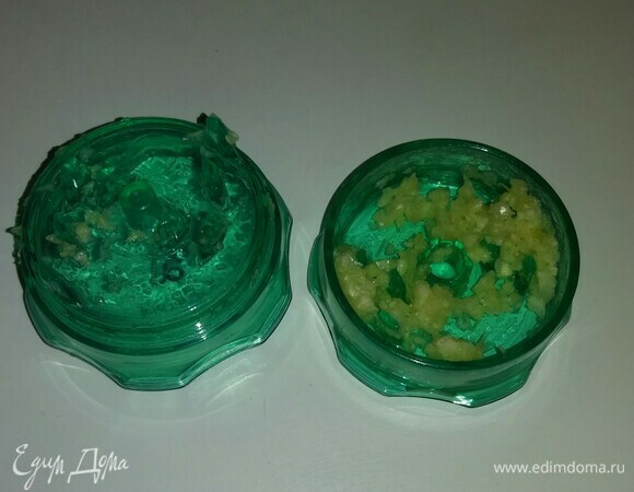 Зубчики чеснока измельчить.