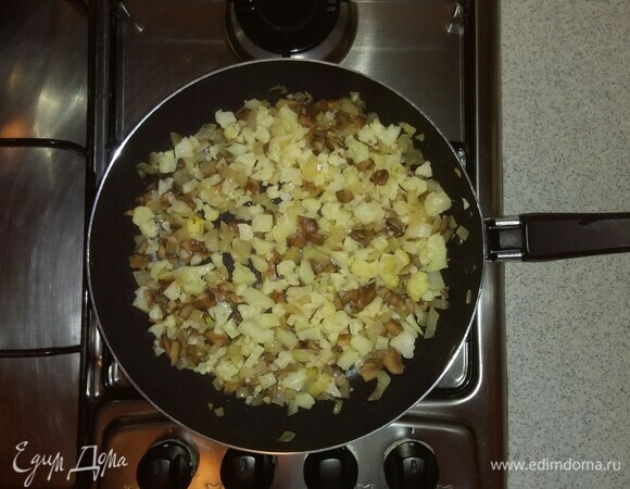 После этого добавить к обжаренным овощам нарезанную цветную капусту. Перемешать и обжаривать еще 5 минут.