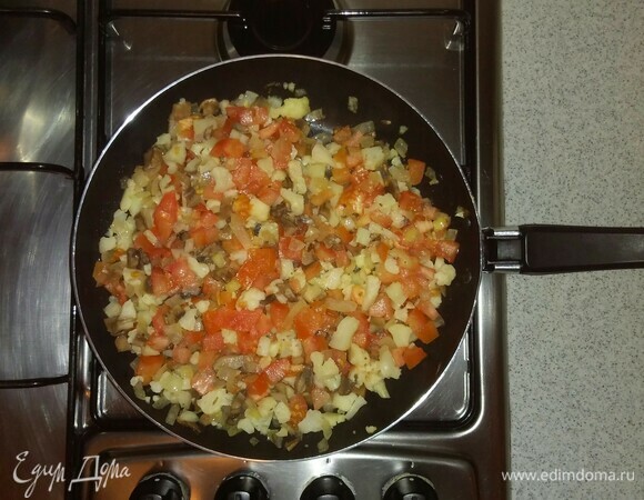 Дальше добавить к овощам нарезанный помидор. Перемешать и обжариваем овощи еще 5 минут.