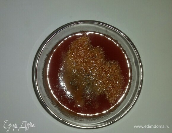 Для мяса и овощей нужно приготовить соус. В пиалке смешать протертые помидоры, сушеный молотый чеснок, соль, молотую смесь перцев и все перемешать.