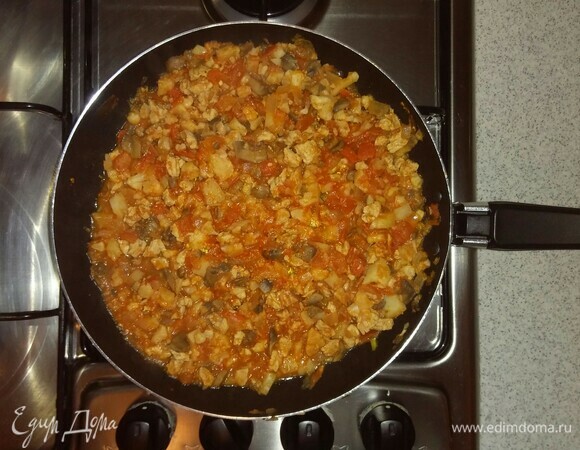 Выложить соус на сковороду. Перемешать. Тушить мясо с овощами в томатном соусе 20 минут. Затем убрать сковороду с плиты и остудить.