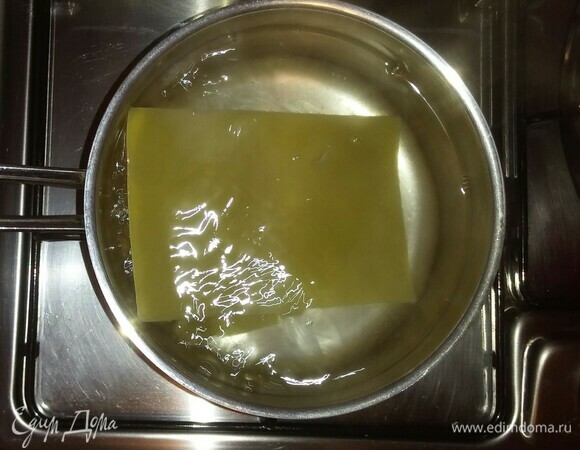 Отварить в 1,5 литрах кипящей подсоленной воды листы для лазаньи (в ингредиентах они указаны, как макаронные тесто для лазаньи) около 2–3 минут или как указано на вашей упаковке этих листов.