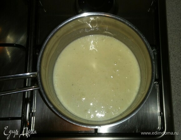 Теперь нужно приготовить соус бешамель. Налить в ковшик молоко, чуть-чуть подогреть и после этого добавить оставшееся сливочное масло и просеянную блинную муку. Перемешать все, довести до кипения и варить, помешивая, до загустения (как манная каша) 3–5 минут на маленьком огне мелкой конфорки (если соус получился густоватым, то добавьте еще молока).